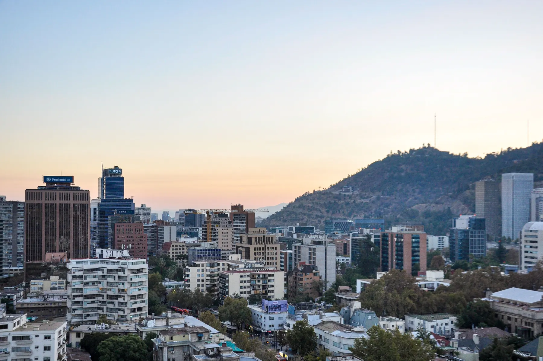 Santiago al atardecer, con el cerro San Cristóbal y los edificios de Providencia